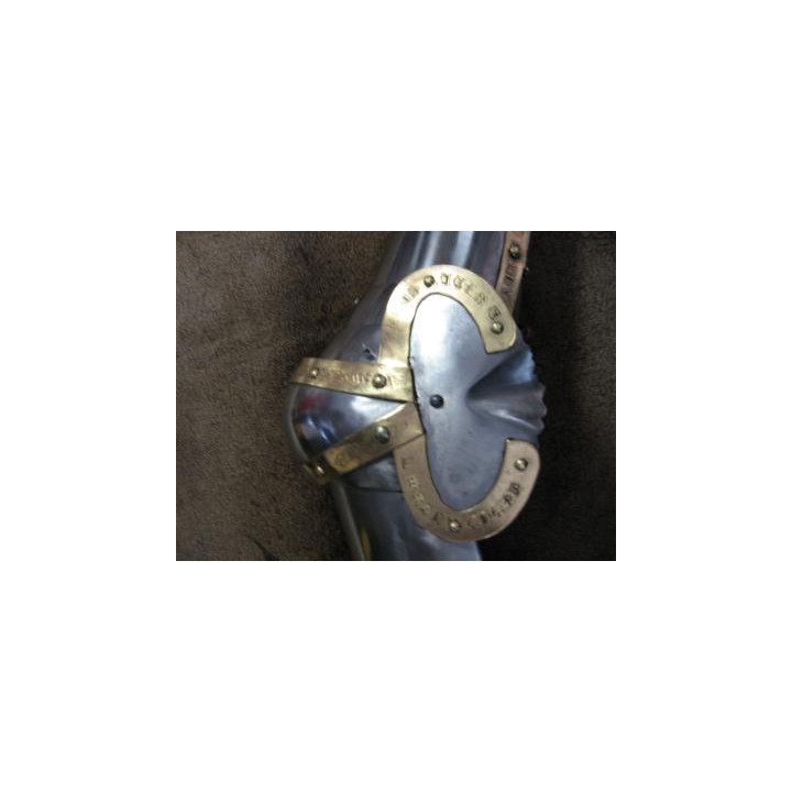 Bras d'armure en acier renforce de laiton grave: xivème