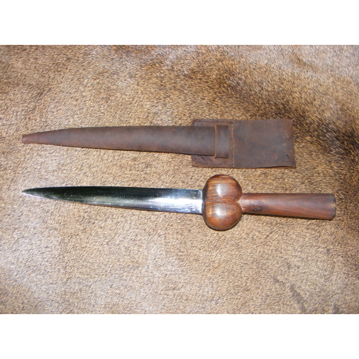 Petite dague a couillette du moyen age