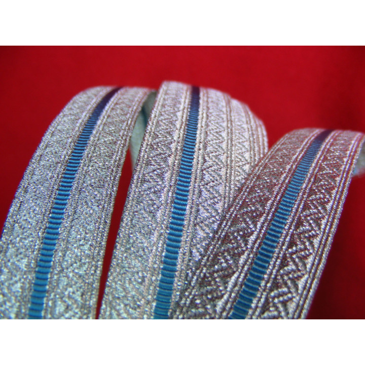 " zig zag" braid, 2 silver ranks separated by a black or blue line