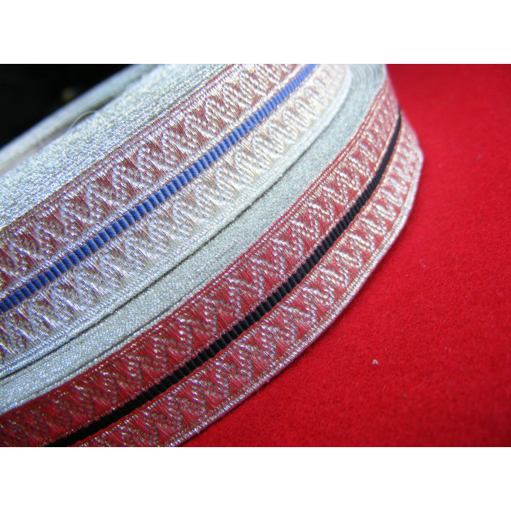 " zig zag" braid, 2 silver ranks separated by a black or blue line