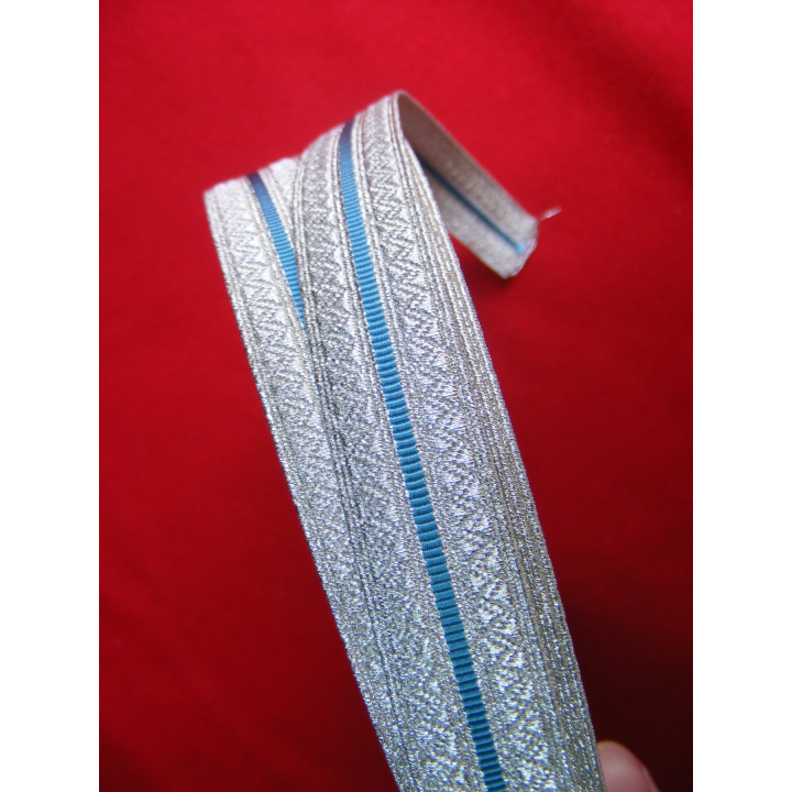 " zig zag" braid, 2 silver ranks separated by a black or blue line