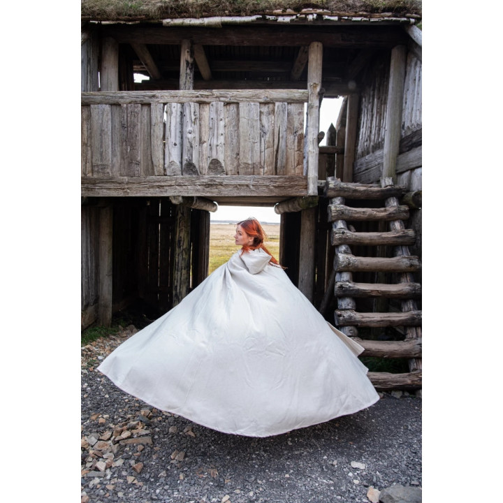 cape en laine écru fermoir dragon