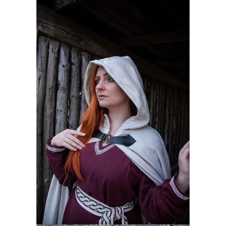 cape en laine écru fermoir dragon