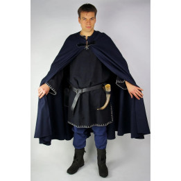 cape en laine bleue sans capuche avec fermoir dragon