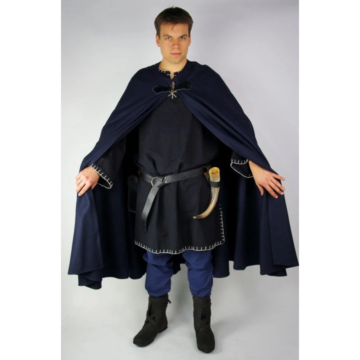cape en laine bleue sans capuche avec fermoir dragon