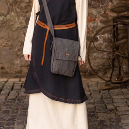 Femme portant une besace en laine grise